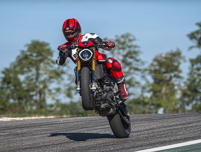 2025 Ducati Monster SP: High-Performance Naked Bike with Advanced Tech and Aggressive Styling